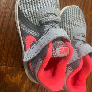 Nike Kids Sneakers in Gray and Pink
